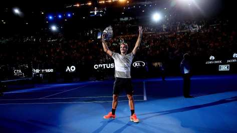federer-australian-open-2017-hoist-trophy-2.jpg