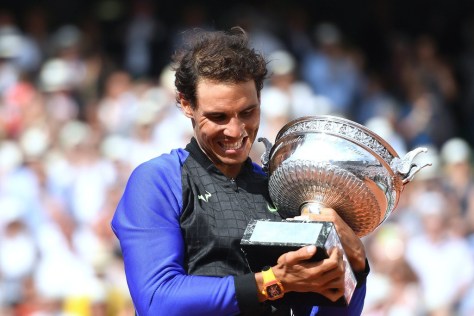 rafael-nadal-holds-french-open-2017-trophy.jpg